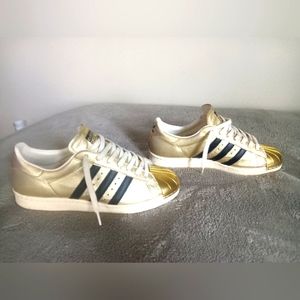 RARE ADIDAS MI SUPERSTAR. GOLD/BLACK STRIPES/GOLD METAL TOE. SIZE 9.5. B94463.